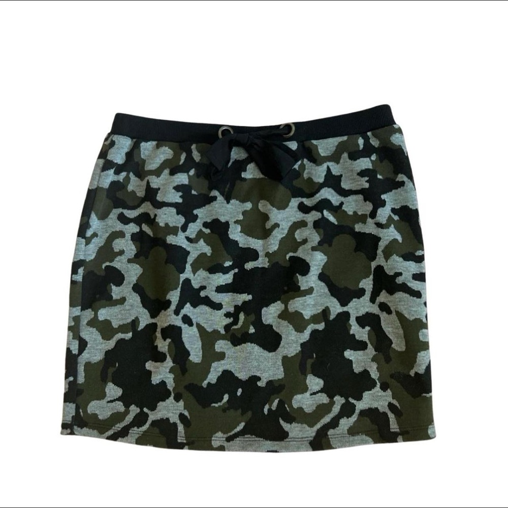 adorable camo print mini skirt 🤍